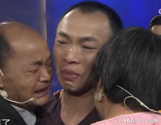 因一个梦男子瞒着养父找家找到后才说出真相结果却让男子崩溃